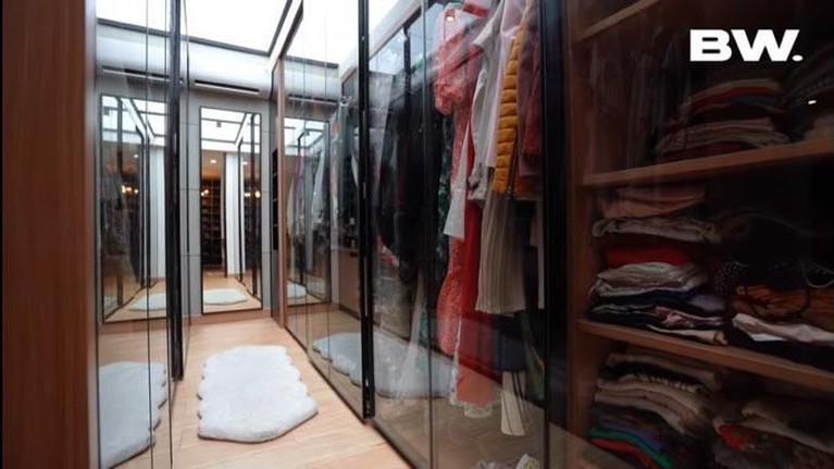Intip 9 Potret Mewah Rumah Sammy Simorangkir Bak di Beverly Hills Sammy Simorangkir memiliki hunian mewah yang berkonsep loop house bak rumah di Beverly Hills, California. Yuk intip!