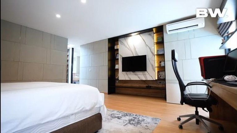 Intip 9 Potret Mewah Rumah Sammy Simorangkir Bak di Beverly Hills Sammy Simorangkir memiliki hunian mewah yang berkonsep loop house bak rumah di Beverly Hills, California. Yuk intip!