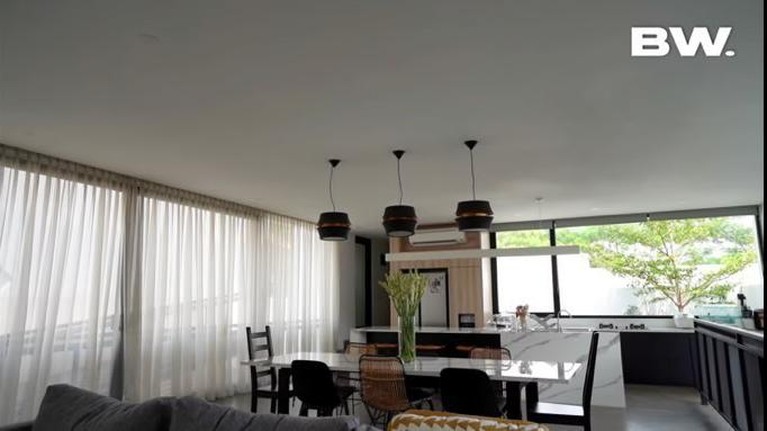 Sammy Simorangkir memiliki hunian mewah yang berkonsep loop house bak rumah di Beverly Hills, California. Yuk intip!