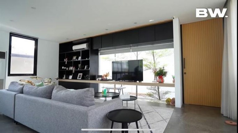 Intip 9 Potret Mewah Rumah Sammy Simorangkir Bak di Beverly Hills Sammy Simorangkir memiliki hunian mewah yang berkonsep loop house bak rumah di Beverly Hills, California. Yuk intip!