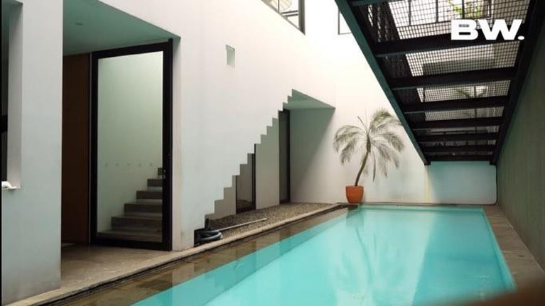 Sammy Simorangkir memiliki hunian mewah yang berkonsep loop house bak rumah di Beverly Hills, California. Yuk intip!