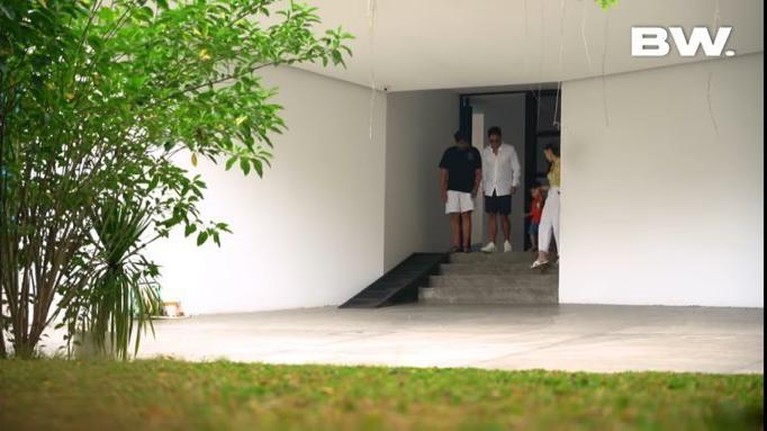 Intip 9 Potret Mewah Rumah Sammy Simorangkir Bak di Beverly Hills Sammy Simorangkir memiliki hunian mewah yang berkonsep loop house bak rumah di Beverly Hills, California. Yuk intip!