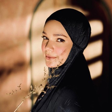 Selain Kriss Hatta, 5 Artis Ini Pindah Agama Lebih dari Sekali