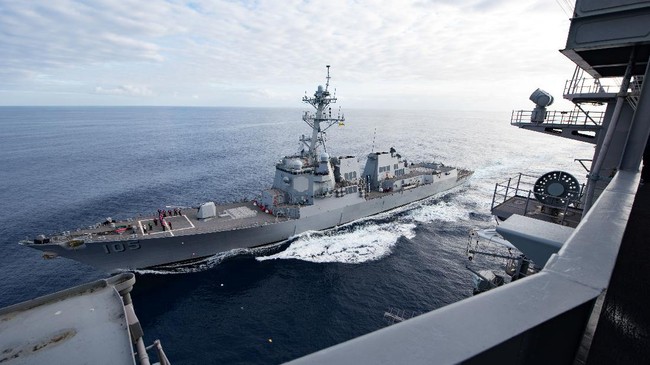 Kapal induk AS, USS Nimitz, dilaporkan bergerak menuju Timur Tengah kala peperangan Iran-Israel makin panas hingga kedubes AS di Tel Aviv terkena rudal Teheran.