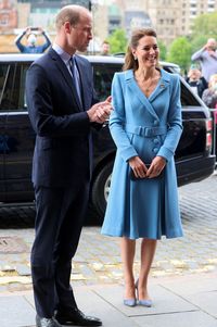 10 Gaya Elegan Kate Middleton Saat Mengenakan Busana Warna Cerah - Foto 1