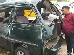 Minibus Tabrak PJU dan Motor di Pasuruan Gegara Sopir Ngantuk, 1 Orang Tewas