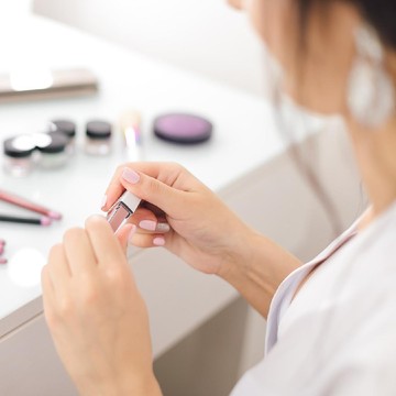 img-title 4 Rekomendasi Lipstik Lokal untuk Pemuja Warna Nude, Wajib Punya Sih!