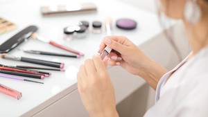 4 Rekomendasi Lipstik Lokal untuk Pemuja Warna Nude, Wajib Punya Sih!
