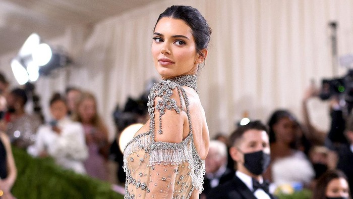 Inspirasi Lipstik Warna Nude di Acara Met Gala 2021, Cocok untuk Dipakai Sehari-hari Lho!