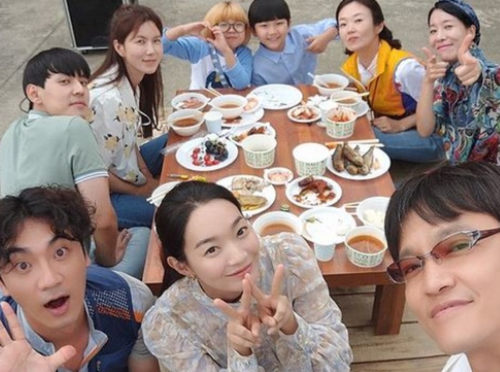 Potret kebersamaan para warga Gongjin ketika sedang makan-makan bersama! Beauties, ada yang ingat scene ini ada di episode berapa?/ Foto: instagram.com/greengreen_j