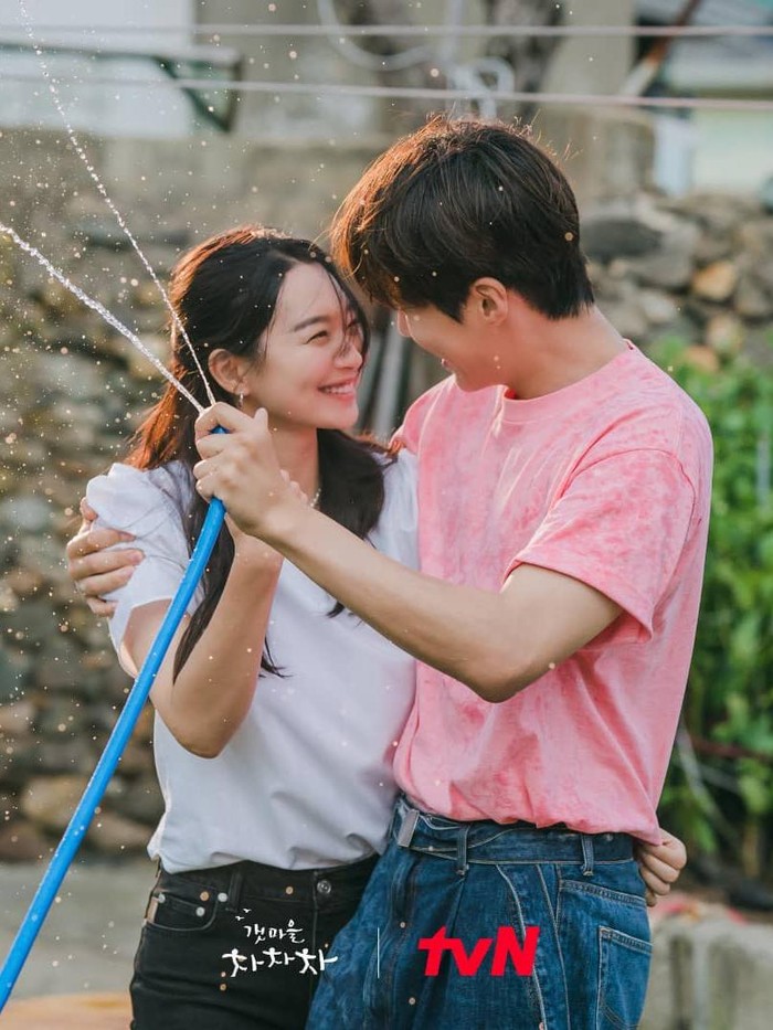 Meski mereka adalah dua kepribadian yang sangat berbeda, namun akhirnya mereka pun jatuh cinta satu sama lain. Dimulai dari pertemuan tak terduga, Du Sik dan Hye Jin bisa lebih mengenal satu sama lain!/Foto: instagram.com/hometownchachacha