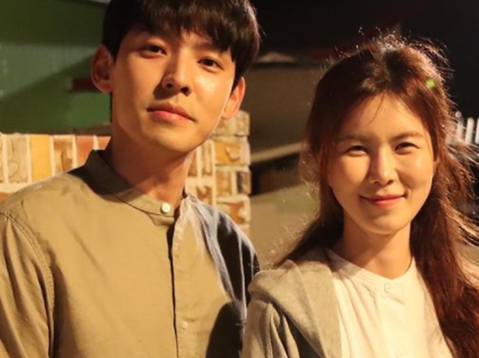 Meskipun bukan pemeran utama, couple Choi Eun Cheol dan Pyo Mi Seon ini tidak kalah populer dan selalu ditunggu-tunggu penonton. Menyajikan kisah romansa yang polos dan menggemaskan, para penonton selalu berharap kebahagiaan untuk mereka!/ Foto: instagram.com/kanghyungsuk_