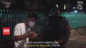 VIDEO: Periksa Gawai Warga, Anggota Polisi Dimutasi