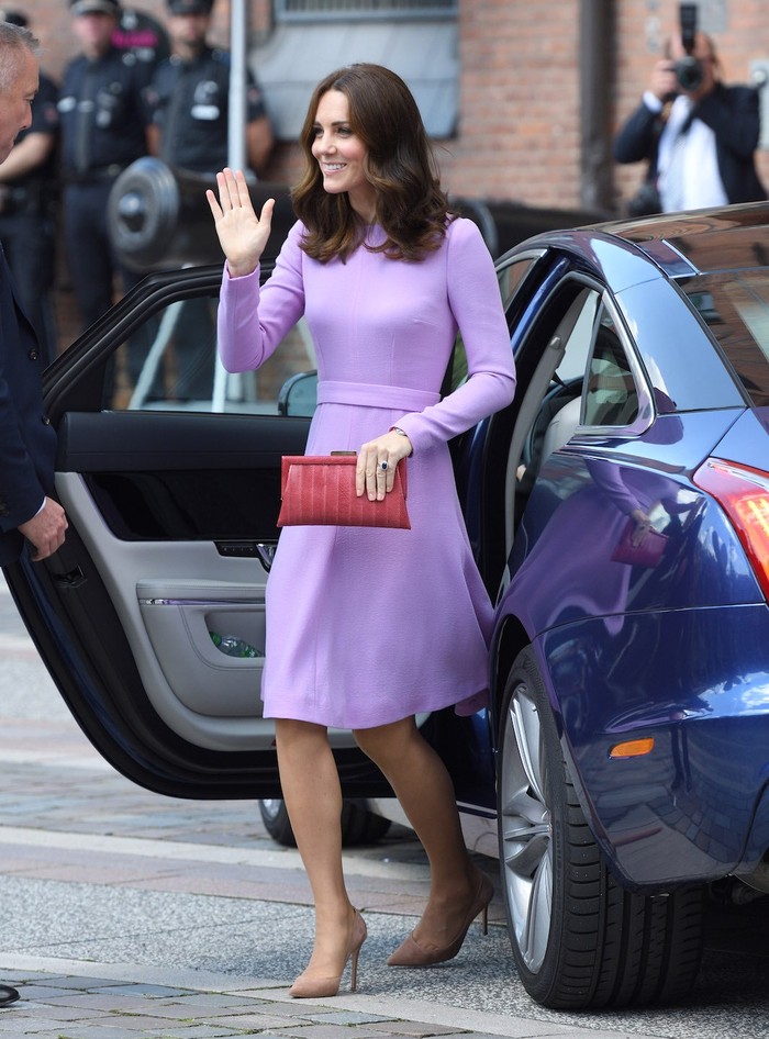 Pada kehadirannya di Global Ministerial Mental Health Summit 2019, Kate tampil sangat manis dengan long sleeved lilac shift dress. Ia berhasil membuktikan dengan peraturan berbusana Kerajaan yang