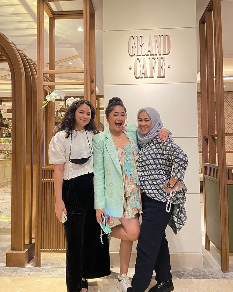 Marshanda baru saja selesai menjalani terapinya di Amerika dan telah kembali ke Indonesia. Yuk intip potretnya usai terapi!