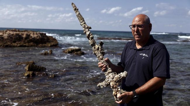 Israeli Diver Finds Crusader Knight’s Sword