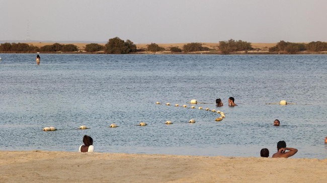 Cerita WNI soal pantai di Saudi yang izinkan bikini hingga transpuan pertama jadi jenderal di AS meramaikan berita internasional Kamis (21/10).
