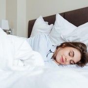 3 Posisi Tidur yang Bisa Bantu Kurangi Perut Buncit, Mudah dan Perlu Dicoba!