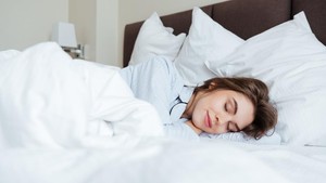 3 Posisi Tidur yang Bisa Bantu Kurangi Perut Buncit, Mudah dan Perlu Dicoba!