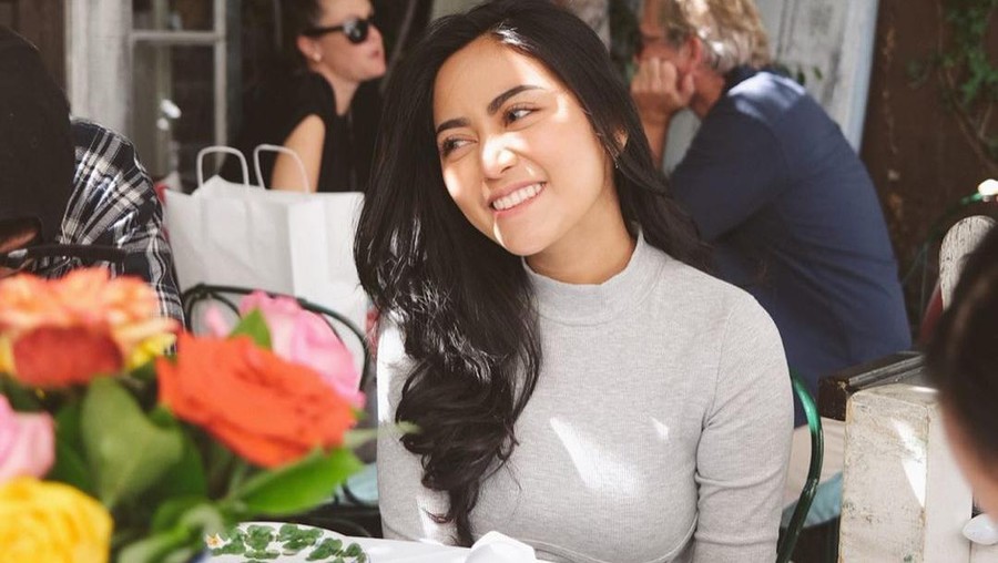 Rachel Vennya Cicip Burger In-N-Out hingga Turkey Leg Saat di Amerika