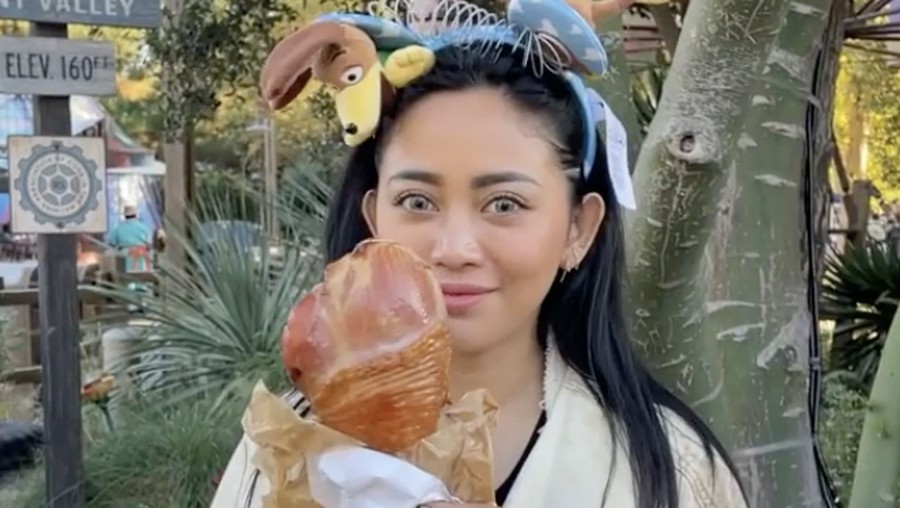 Rachel Vennya Cicip Burger In-N-Out hingga Turkey Leg Saat di Amerika