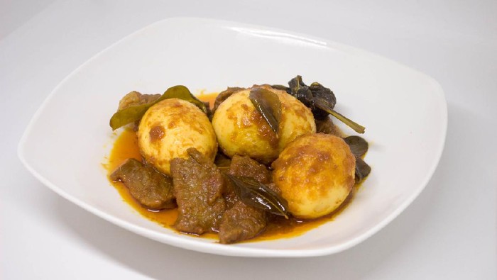 an Indonesian spicy meat dish originating from the Minangkabau region in West Sumatra