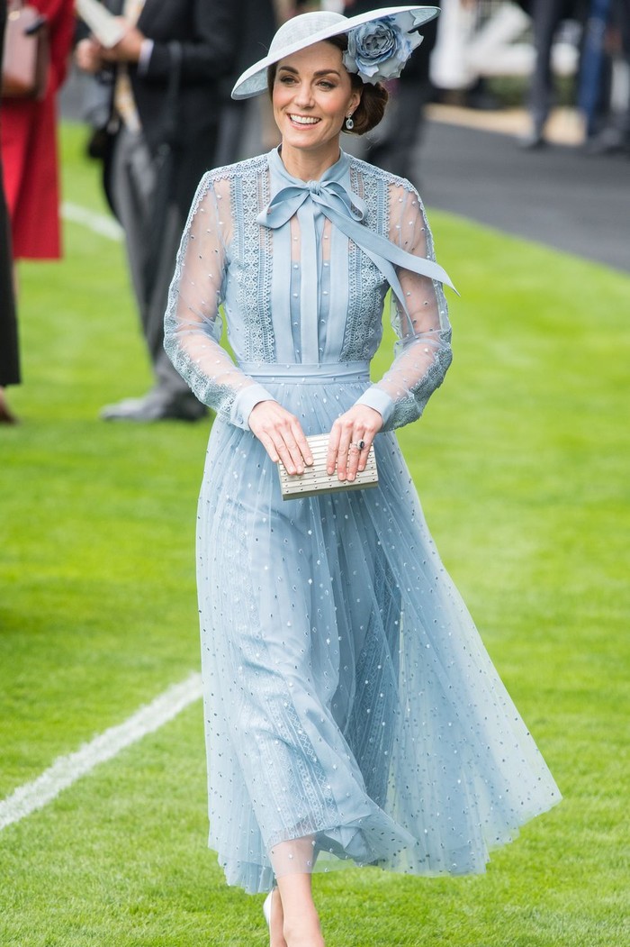  Kate tampil stylish pada Royal Ascot 2019 dengan mengenakan semi-sheer baby blue gown dengan rok tulle dan topi. (townandcountrymag.com)