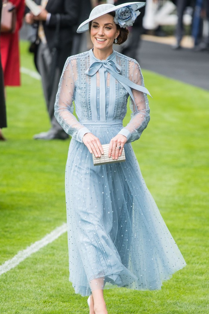 Kate tampil stylish pada Royal Ascot 2019 dengan mengenakan semi-sheer baby blue gown dengan rok tulle dan topi. (townandcountrymag.com)