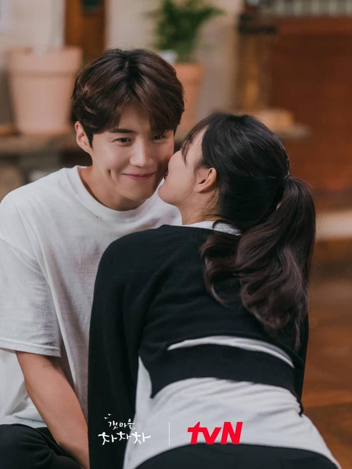 Selain chesmistry Kim Seon Ho dan Shin Min Ah yang begitu kuat, keduanya juga dinilai sangat serasi dan sama-sama memiliki lesung pipi. Nggak heran jika mereka dijuluki Dimple Couple./ Foto: istagram.com/hometownchachacha