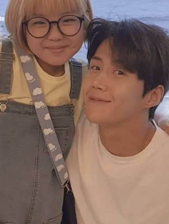Si trouble maker Choi Bo Ra pun membagikan potretnya bersama paman kesayangannya, nih. Bagi Bo Ra, paman Hong Du Sik selalu bisa diandalkan, tidak seperti ayahnya. Kedekatan mereka pun juga membuat penonton gemas!/ Foto: instagram.com/hometownchachacha_tvn