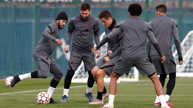 Neymar menendang Ander Herrera usai dipermalukan dengan trik nutmeg di depan Lionel Messi dalam latihan Paris Saint-Germain, Senin (18/10).