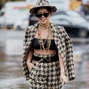 Berani Beda, Trik Memakai Beragam Kalung dalam Satu Tampilan Agar Terlihat Stylish