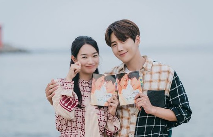 Syuting di hari terakhir, Hong Du Sik (Kim Seon Ho) dan Yoon Hye Jin (Shin Min Ah) menyapa penonton dengan berpose bersama sambil memegang naskah episode 16. Manis banget, ya!/ Foto: instagram.com/tvn_drama
