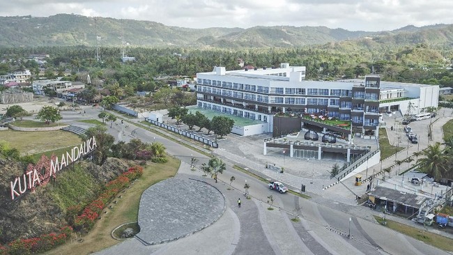 Pergub NTB soal tarif penginapan jelang perhelatan MotoGP di Mandalika, Lombok, dinilai terlambat terbit karena hotel sudah banyak di-booking.