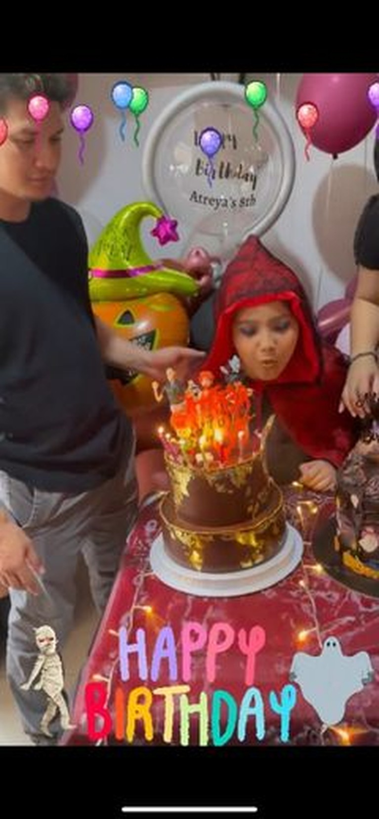 Tema Halloween, 7 Potret Ultah ke-8 Putri Sulung Audy Item & Iko Uwais Putri sulung Audy Item dan Iko Uwais berulang tahun yang ke-8. Yuk kita intip perayaannya dengan tema halloween!