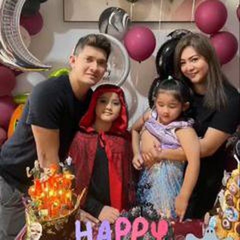 Tema Halloween, 7 Potret Ultah ke-8 Putri Sulung Audy Item & Iko Uwais Putri sulung Audy Item dan Iko Uwais berulang tahun yang ke-8. Yuk kita intip perayaannya dengan tema halloween!