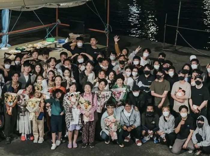 Terakhir, terima kasih atas kerja kerasnya untuk seluruh pemain dan staff yang terlibat dalam serial populer yang kerap dijuluki sebagai salah satu drama 'healing'. Sayonara, Hometown Cha Cha Cha!/ Foto: instagram.com/hometownchachacha_tvn