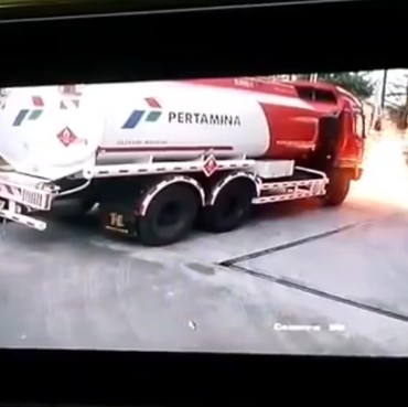 Viral Aksi Sopir Truk Bahan Bakar Hentikan Kebakaran