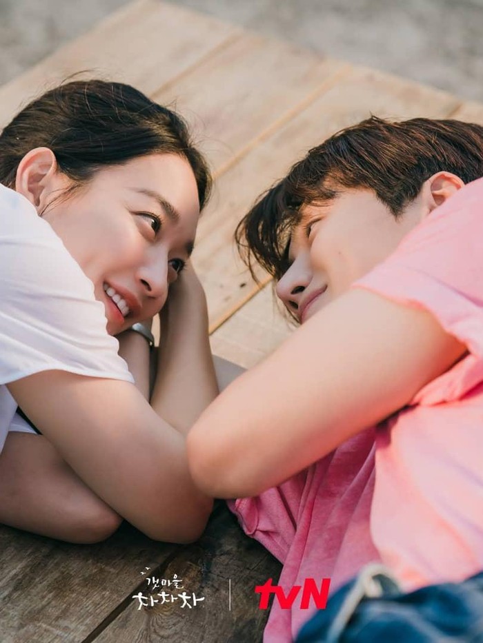 Walaupun awalnya hubungan mereka backstreet atau menyembunyikannya dari warga Gongjin, namun kisah romansa Yoon Hye Jin dan Hong Du Sikakhirnya diumumkan secara resmi dan disambut antusias oleh semua warga Gongjin!/ Foto:Instagram.com/hometownchachacha