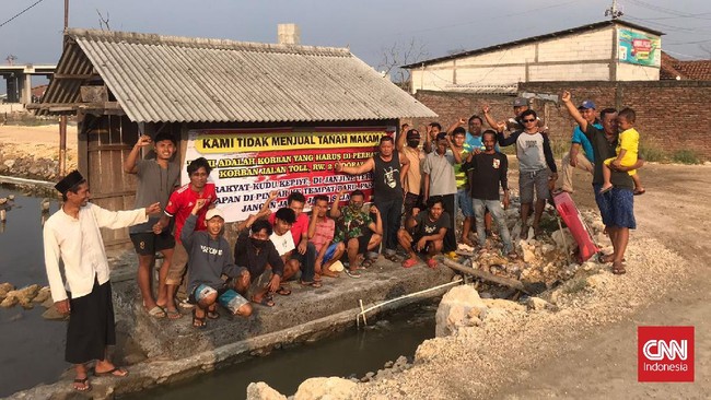 Ratusan warga Desa Sidorawuh, Demak, Jawa Tengah, melakukan aksi protes di tengah pengerjaan proyek Tol Semarang-Demak.