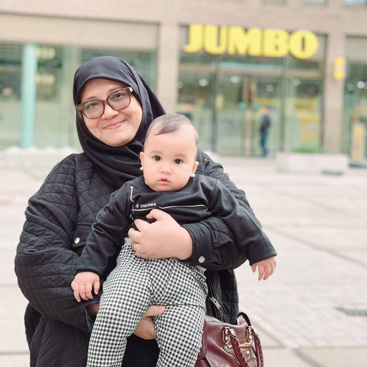 <p>Selain Ukkasya, sang nenek Fenny Bauty juga tengah berada di Belanda. Wah, asyik banget ya, Bunda! (Foto: Instagram @fenny.bauty)</p>