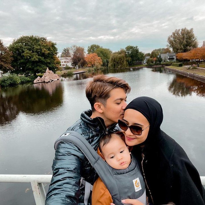 <p>Zaskia Sungkar dan Irwansyah berbagi pengalaman menyenangkan kepada penggemar. Mereka baru saja berangkat ke Belanda bersama Ukkasya untuk liburan, Bunda. (Foto: Instagram @irwansyah_15)</p>