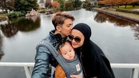 <p>Zaskia Sungkar dan Irwansyah berbagi pengalaman menyenangkan kepada penggemar. Mereka baru saja berangkat ke Belanda bersama Ukkasya untuk liburan, Bunda. (Foto: Instagram @irwansyah_15)</p>