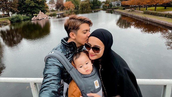 Zaskia Sungkar Bawa Ukkasya ke Belanda