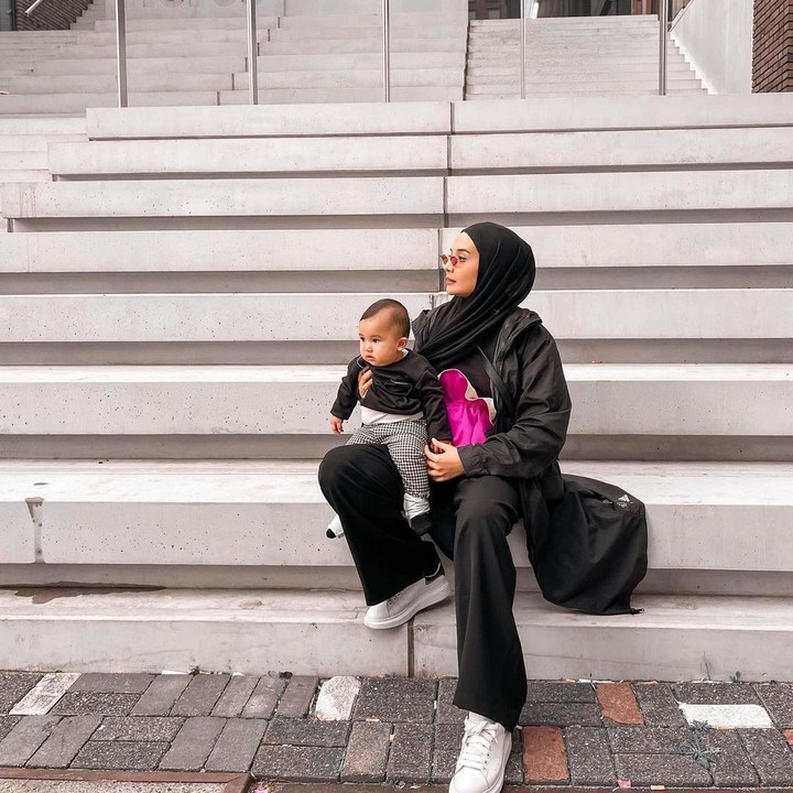 <p>Sudah memasuki musim gugur, Zaskia Sungkar dan Ukkasya pun kompak mengenakan pakaian tebal. Bunda dan anak ini juga mengenakan pakaian senada bernuansa hitam. (Foto: Instagram @zaskiasungkar15)</p>