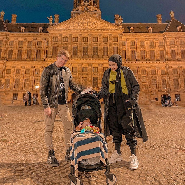 <p>Begitu datang ke Belanda, Zaskia Sungkar dan Irwansyah membawa Ukkasya jalan-jalan ke pusat Kota Amsterdam, Bunda. (Foto: Instagram @zaskiasungkar15)</p>