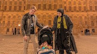 <p>Begitu datang ke Belanda, Zaskia Sungkar dan Irwansyah membawa Ukkasya jalan-jalan ke pusat Kota Amsterdam, Bunda. (Foto: Instagram @zaskiasungkar15)</p>
