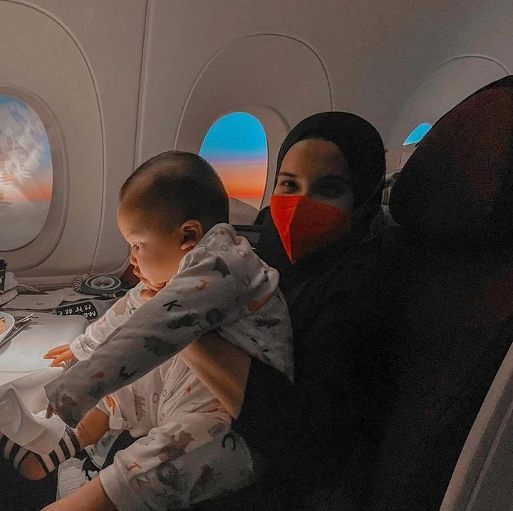 <p>Hal ini terlihat dari unggahan Zaskia dan Irwansyah yang kompak memperlihatkan penerbangan mereka ke luar negeri bersama Ukkasya.(Foto: Instagram @zaskiasungkar15)</p>