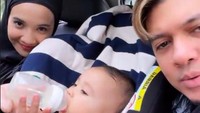 <p>Tak lupa, Irwansyah juga menyoroti keseruan mereka pertama kali membawa bayi ke luar negeri. Tampak dirinya dan Zaskia Sungkar kerja tim untuk membuat Ukkasya tetap <em>happy</em> selama trip. (Foto: Instagram @irwansyah_15)</p>