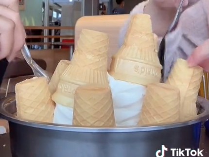 Viral Cara Baru Makan Es Cone, Ada yang Coba Es Krim Seharga Rp6,5 Juta Bun